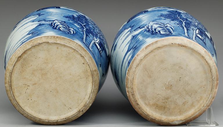 PALATSURNOR med LOCK, ett par, porslin. Qing dynastin, Qianlong (1736-95).