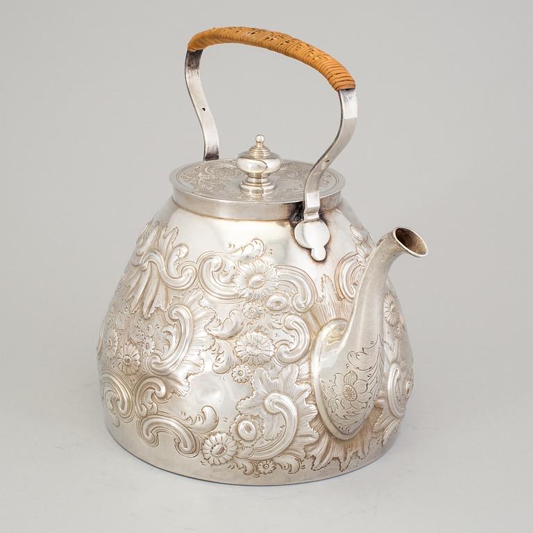 An English 18th century silver water pot and heater, mark of Charles Wright, London 1781. George III.