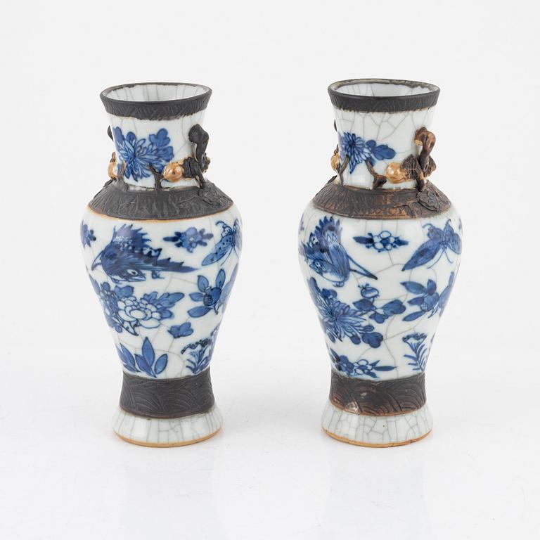 A pair of Chinese vases, a teapot and two små saucers, 18th and 19th century.