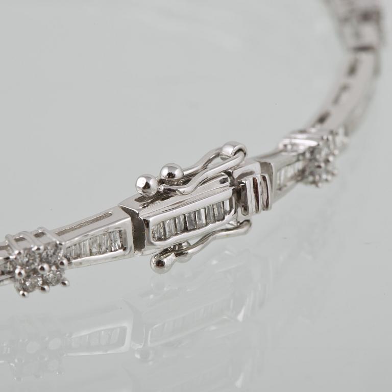 ARMBAND, 18K vitguld med briljant och baguettslipade diamanter ca 1.03 ct. Vikt 7,1 gram.