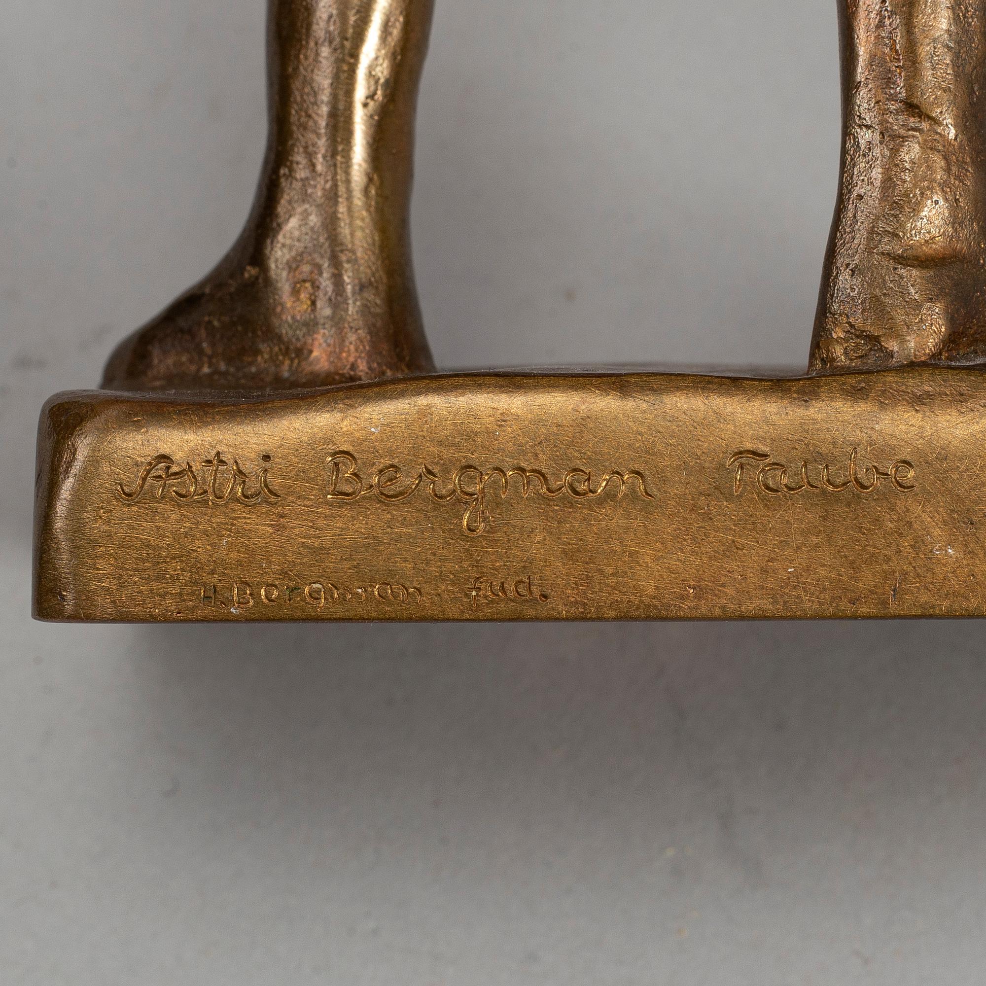 ASTRI BERGMAN-TAUBE, skulptur, guldpatinerad brons, signerad och med gjutarstämplar H. Bergman fud.