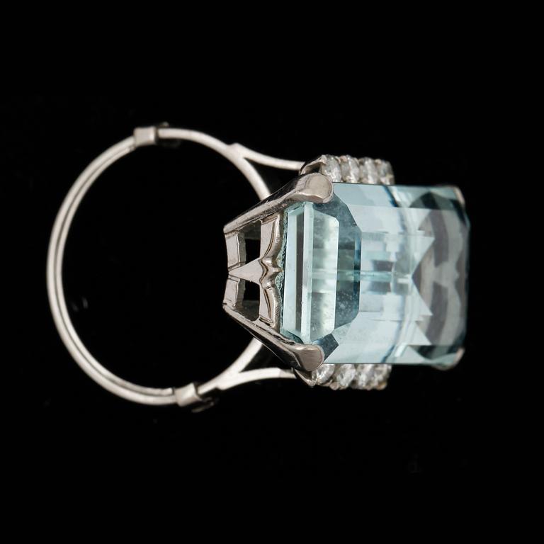 RING, art deco, platina med rektangulär akvamarin samt 8  briljantslipade diamanter tot ca 0,32 ct. Vikt ca 8,1 gram.