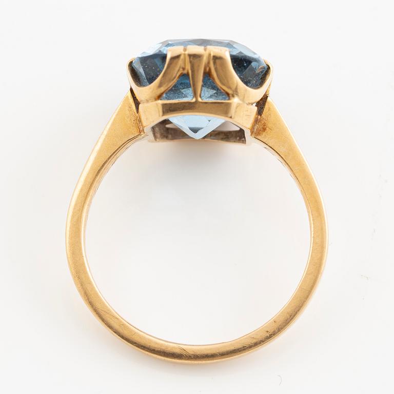 Ring 18K gold with blue stone.