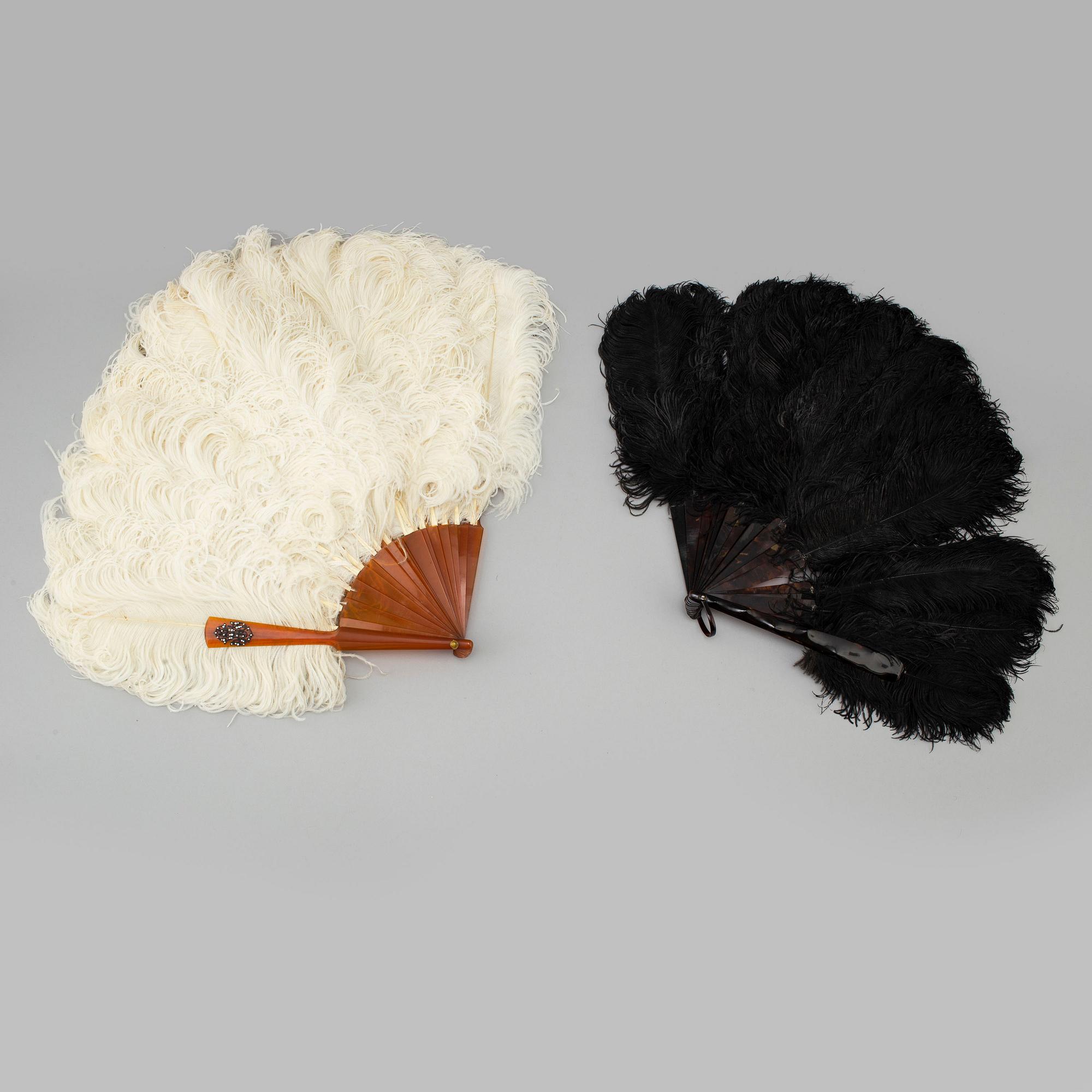 SOLFJÄDRAR, två stycken, struts och sköldpaddsskal. Tidigt 1900-tal.