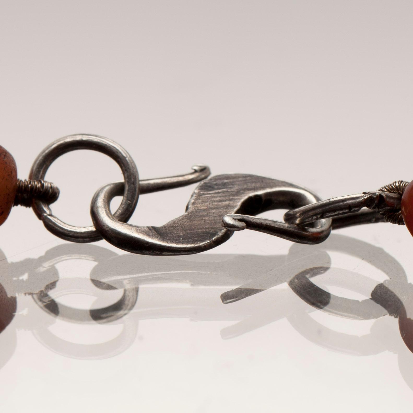 HALSSMYCKE, naturstenar samt glas, silverlås, 1900-tal.