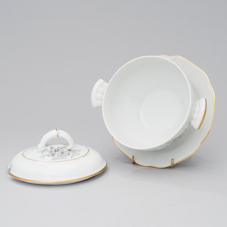 A MID-CENTURY FINNISH PORCELAIN DINNERWARE AND COFFEE SET "IRMA".