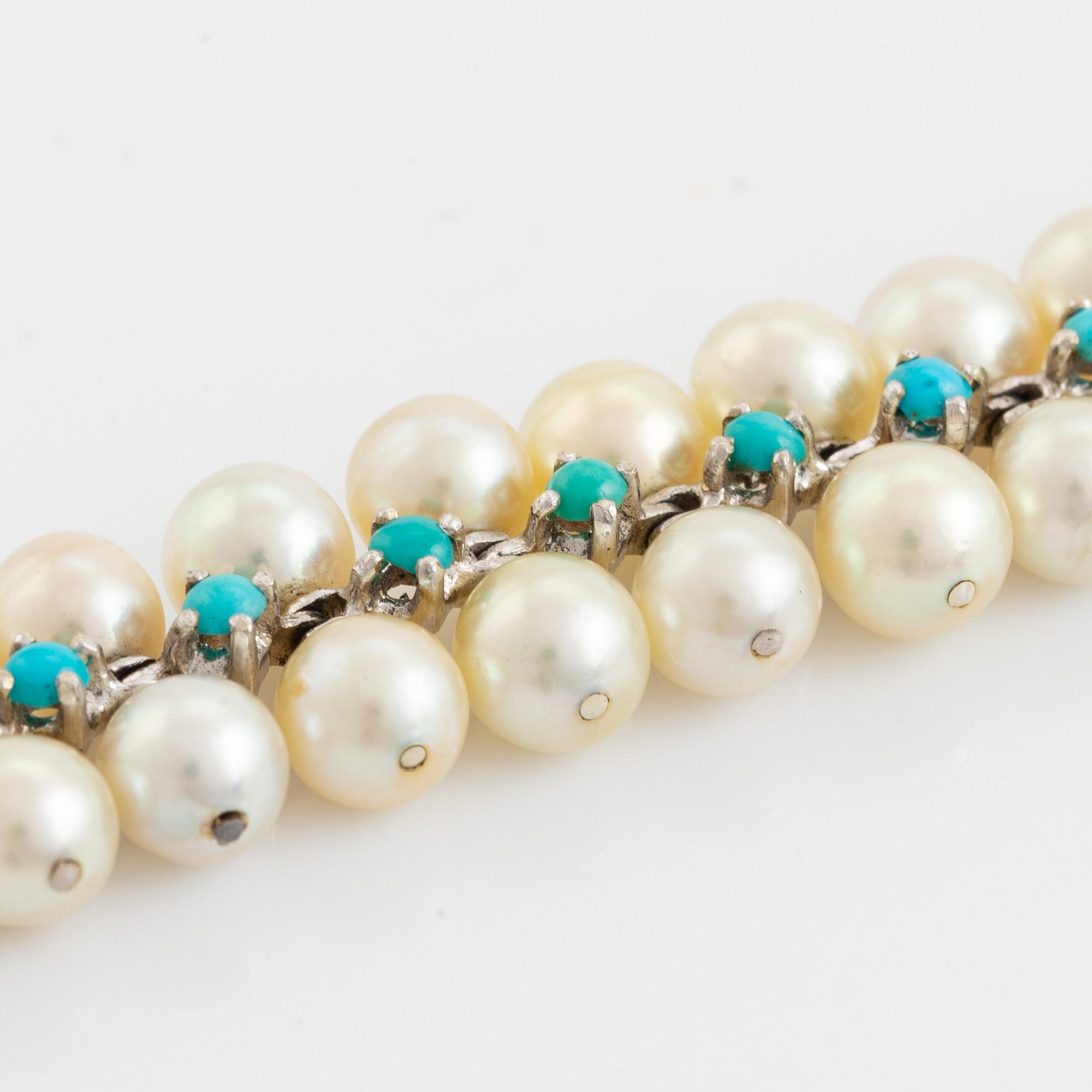 An 18K gold and cultured pearl bracelet.