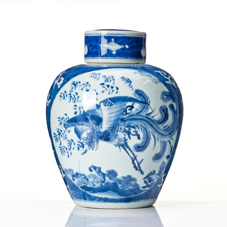 A blue and white Transitional jar, 17th Century.