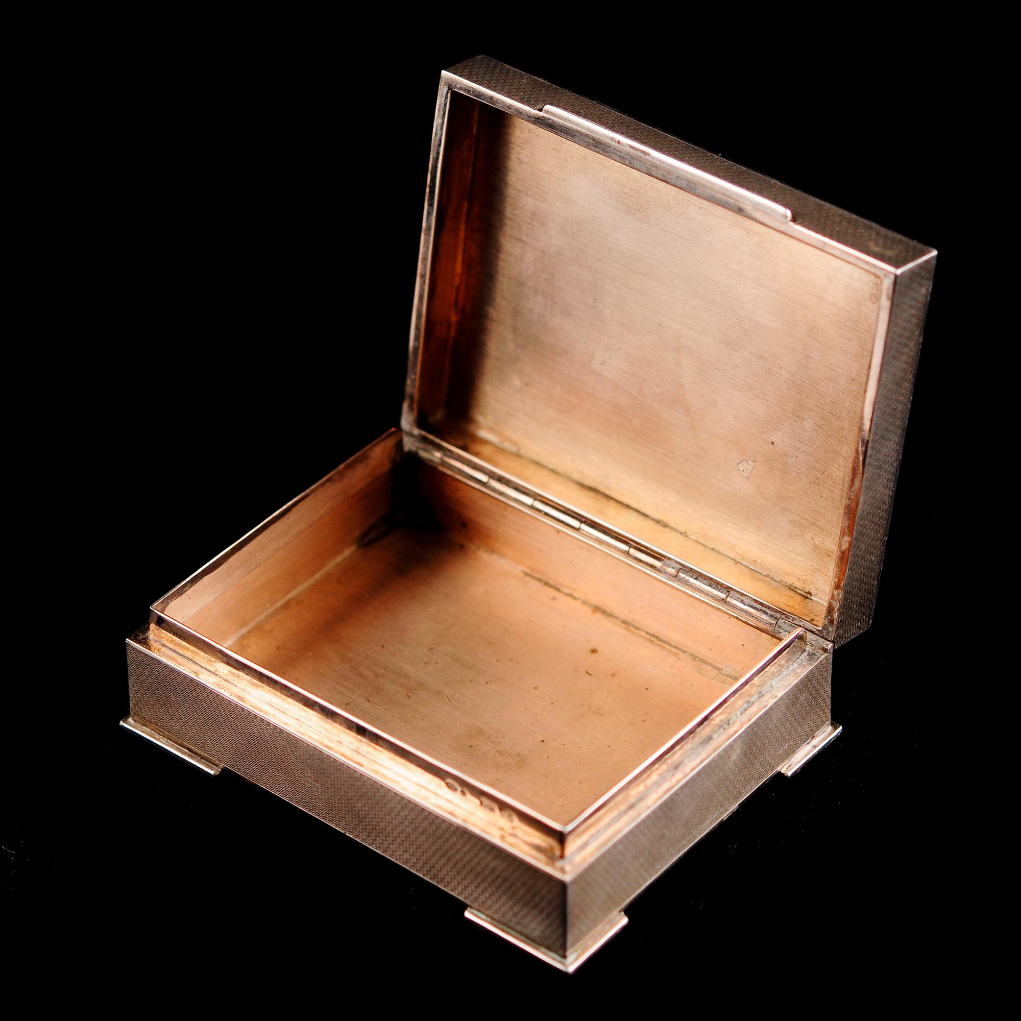 DOSA, sterlingsilver, lock med emaljarbete. Vikt 186 g.