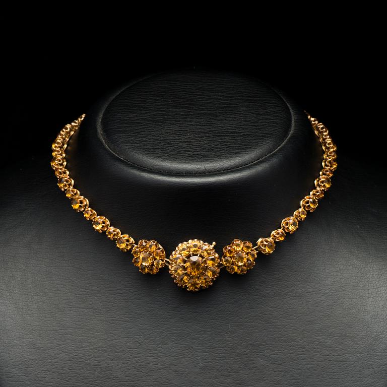 A NECKLACE, RING and EARRINGS, facetted citrines, 18K gold. T. tillander 1981.