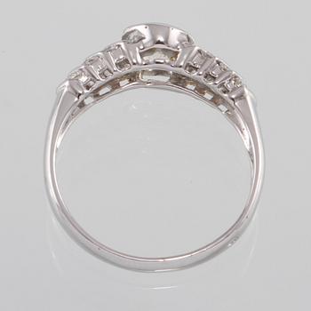 RING, 18k vitguld med briljantslipad diamant ca 0.95 ct samt 32 små briljantslipade diamanter. Vikt 4 g.
