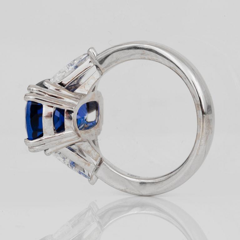 RING med tanzanit, ca 10.15 ct, samt trilliantslipade diamanter totalt ca 1.20 ct.