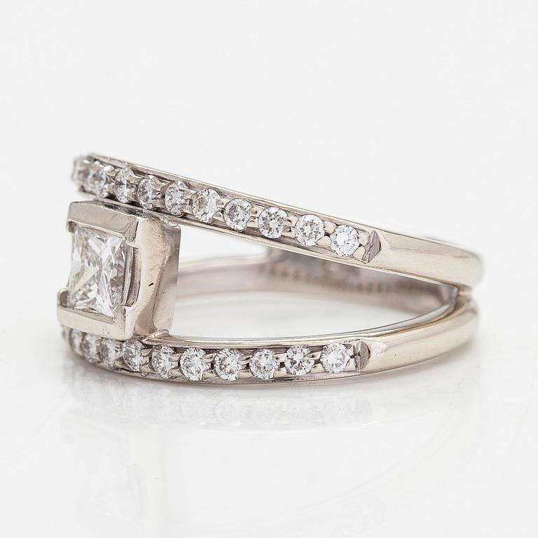 Ring, 14K vitguld med en prinsesslipad diamant ca 0.50 ct och sidodiamanter totalt ca 0.30 ct.