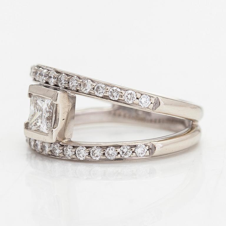 Ring, 14K vitguld med en prinsesslipad diamant ca 0.50 ct och sidodiamanter totalt ca 0.30 ct.