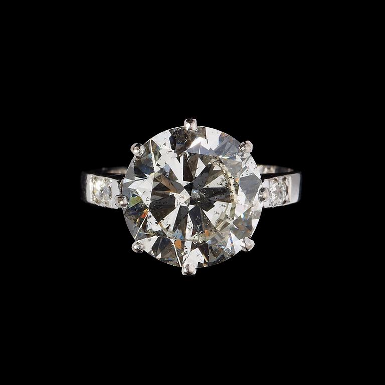 RING, briljantslipad diamant, ca 4.60 ct samt 4 mindre briljanter på sidorna.
