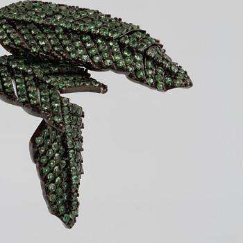 ÖRHÄNGEN, 14K guld och silver med fasettslipade tsavoriter 5.70 ct. Vikt 17,4 gram.