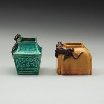 PENSELBAD, två stycken, porslin. Qingdynastin, 1800-tal.