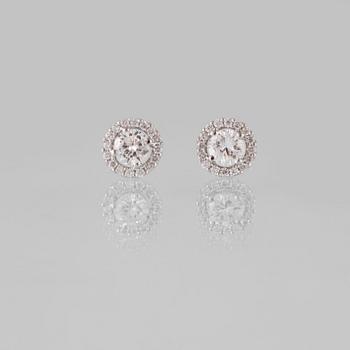 ÖRHÄNGEN, 18K vitguld med briljantslipade diamanter ca 0.54 ct samt små briljantslipade diamanter 0.16 ct.Vikt 2,3 gram.