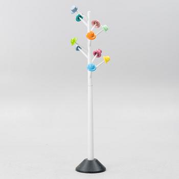 Ugo Nespolo, tamburmajor, "L'albero dei cappelli", Origlia Pragma, Italien.