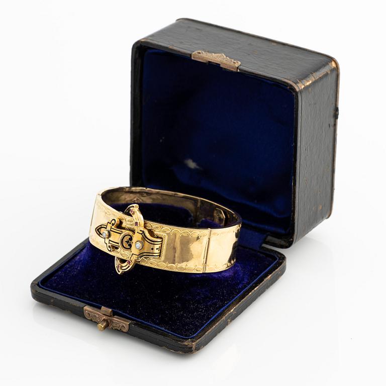 Armring, sent 1800-tal. Nygotik, med svart emalj, små rubiner och seedpärlor.
