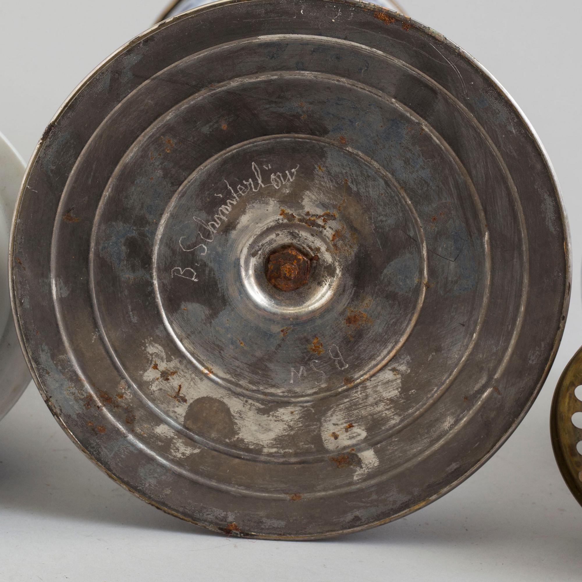 BORDSLAMPOR, ett par, porslin, möjligen Dresden, 1900-talets början.