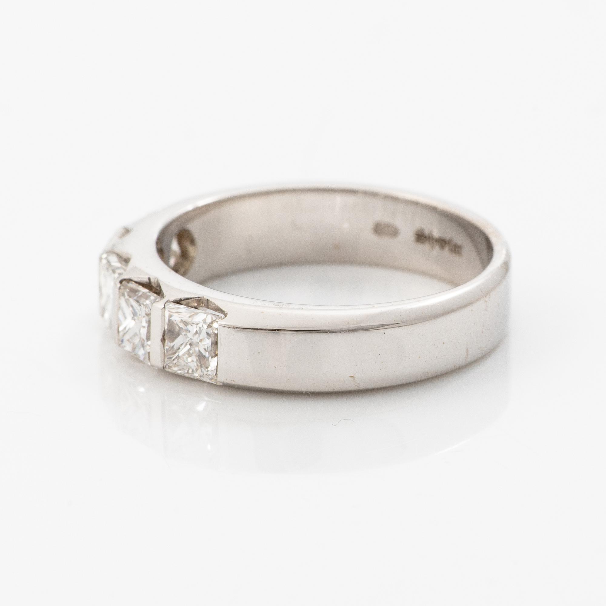 Ring 14K white gold with princess-cut diamonds.