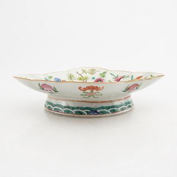A Chinese porcelain bowl 19th century.