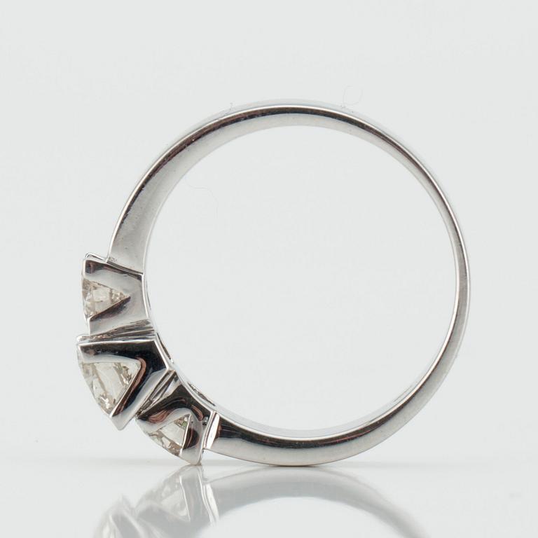RING, vitguld 14K. Briljantslipade diamanter. Mittstenen 0,65ct, K/SI1 + sidostenarna tot. 0,70 ct. Vikt 4,6 g.