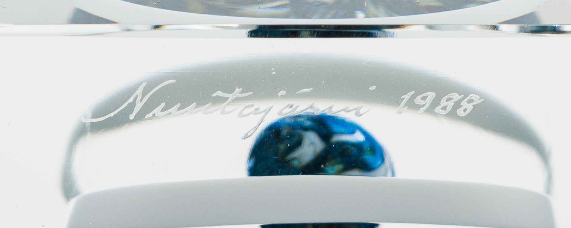 Oiva Toikka, an annual cube signed Oiva Toikka, Nuutajärvi 1988, numbered 985/2000.