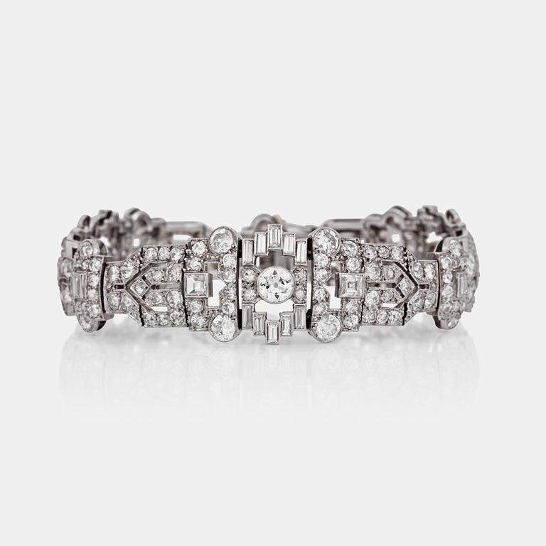 ARMBAND, Art Déco, med gammal- samt baguetteslipade diamanter totalt ca 15.00 ct.