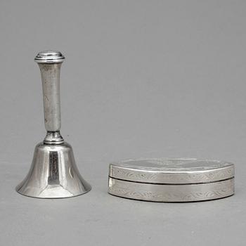 DOSA samt BORDSKLOCKA, silver, däribland Olof Peter Almén, Hedemora, 1808 (verksam 1787-1806),