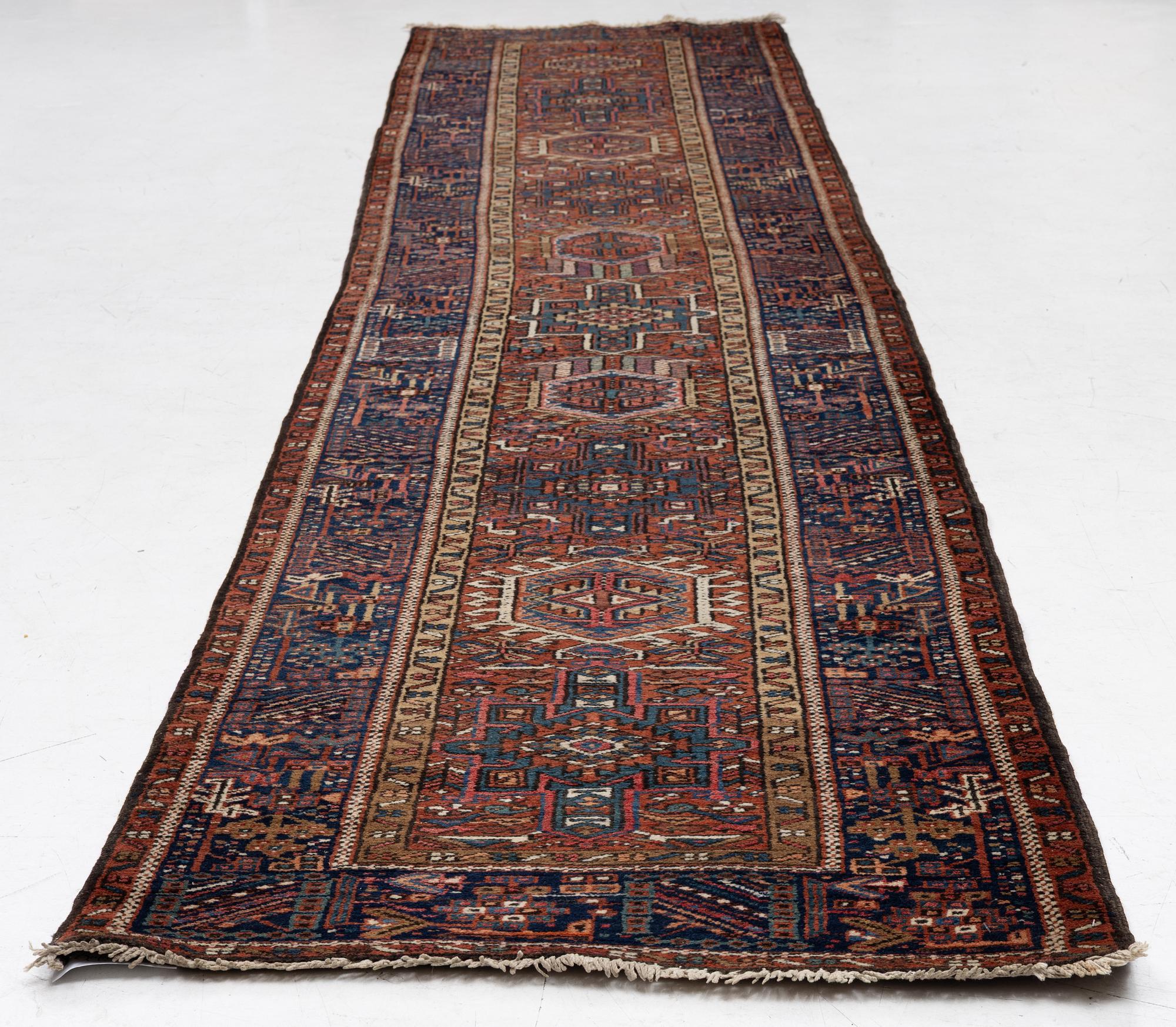 Gallerimatta, semiantik Karadja, ca 427 x 88 cm.