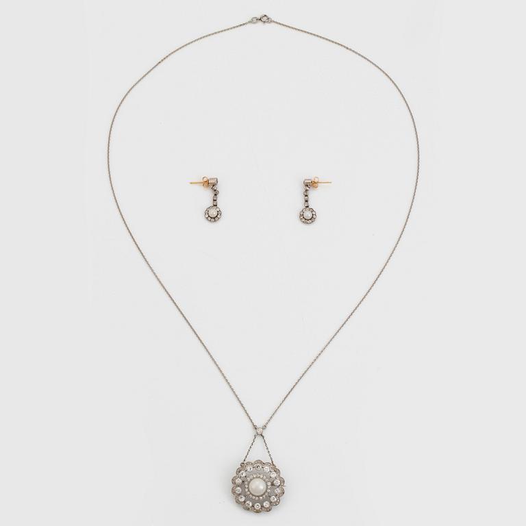 Collier/Brosch och ett par örhängen platina och guld med pärlor samt gammal- och rosenslipade diamanter.