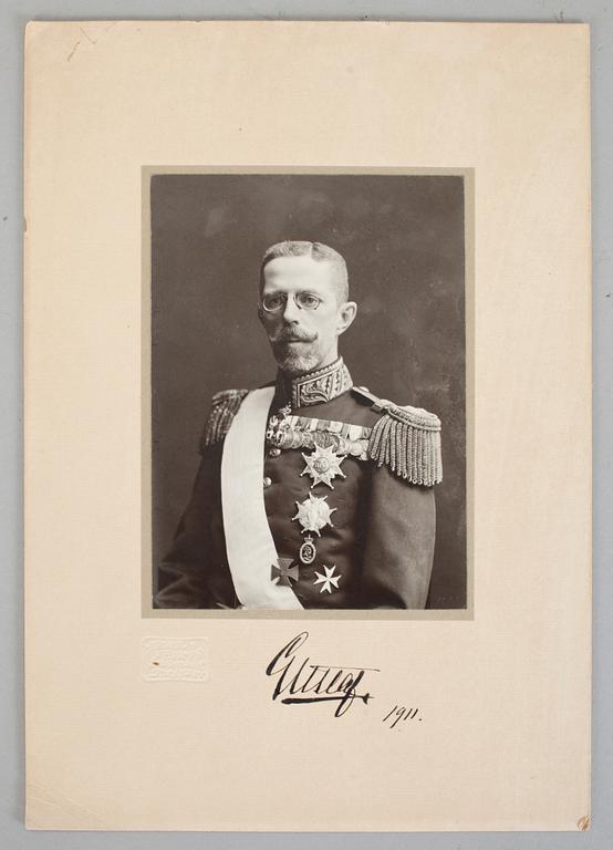 KUNG GUSTAF V AV SVERIGE, egenhändigt signerat foto, daterat 1911. Atelier Florman.