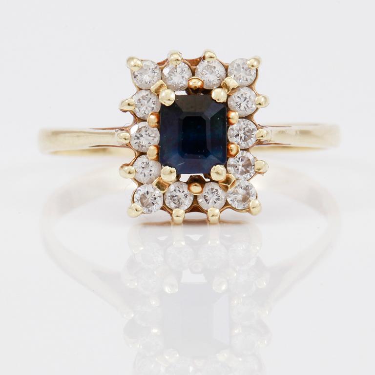 RING,  14K guld, diamanter samt safir.