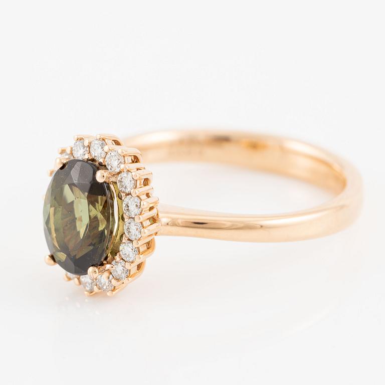 Ring in 18K gold with a faceted green tourmaline and round brilliant-cut diamonds.