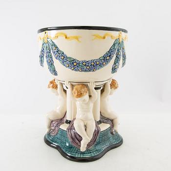 Wilhelm Süss jardinière/Bowl on foot for Karlsruhe State Majolica Manufactory AG, first half of the 20th century.