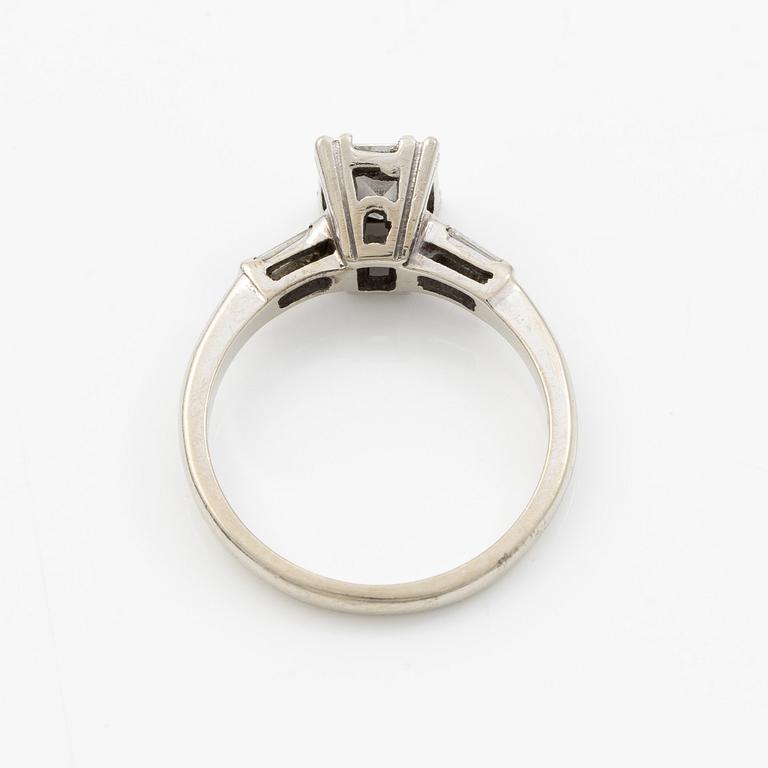 Ring 14K white gold with baguette-cut diamond.
