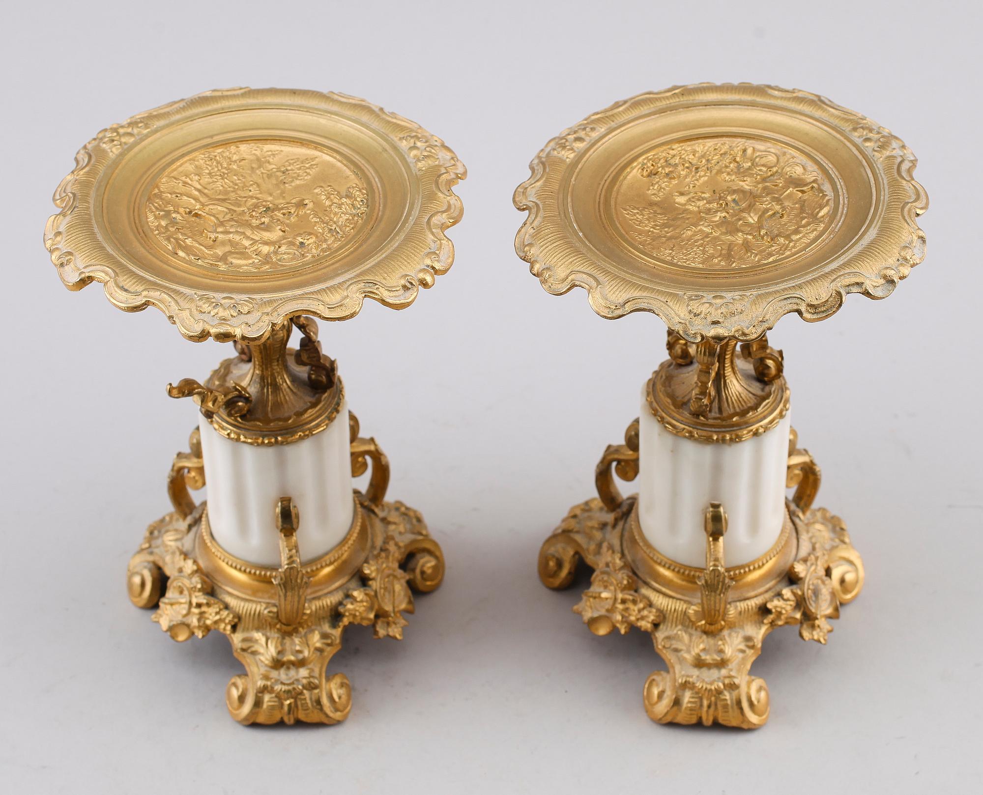 TAZZOR, 2 st, förgylld brons och marmor, omkring år 1900.