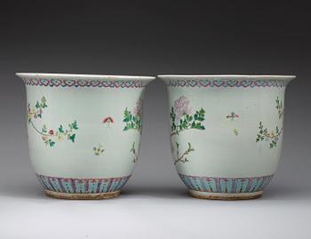 A pair of large flower pots enameled in 'famille rose' with birds and peonies, late Qing Dynasty (1644-1912).