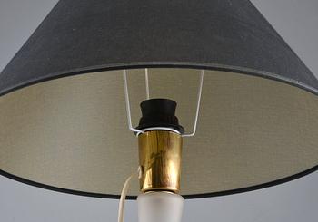 LISA JOHANSSON-PAPE (FINLAND), BORDSLAMPA, matterat glas, svart tygskärm.