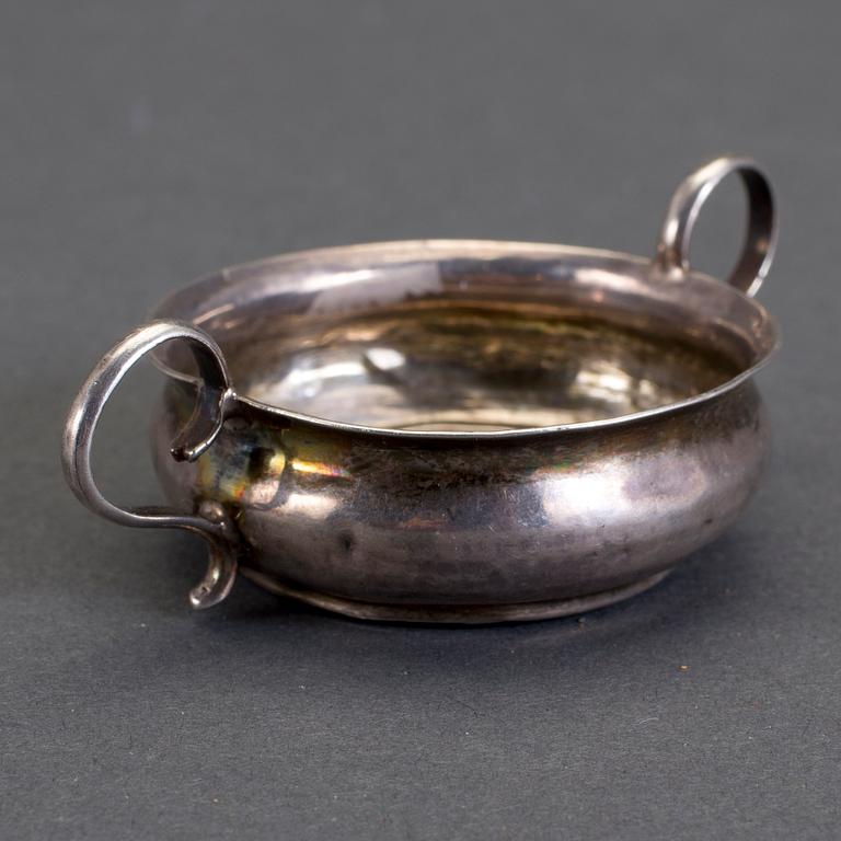 MINIATYRSKÅL/SALTKAR, silver, London, 1706. Vikt 13,7 g.