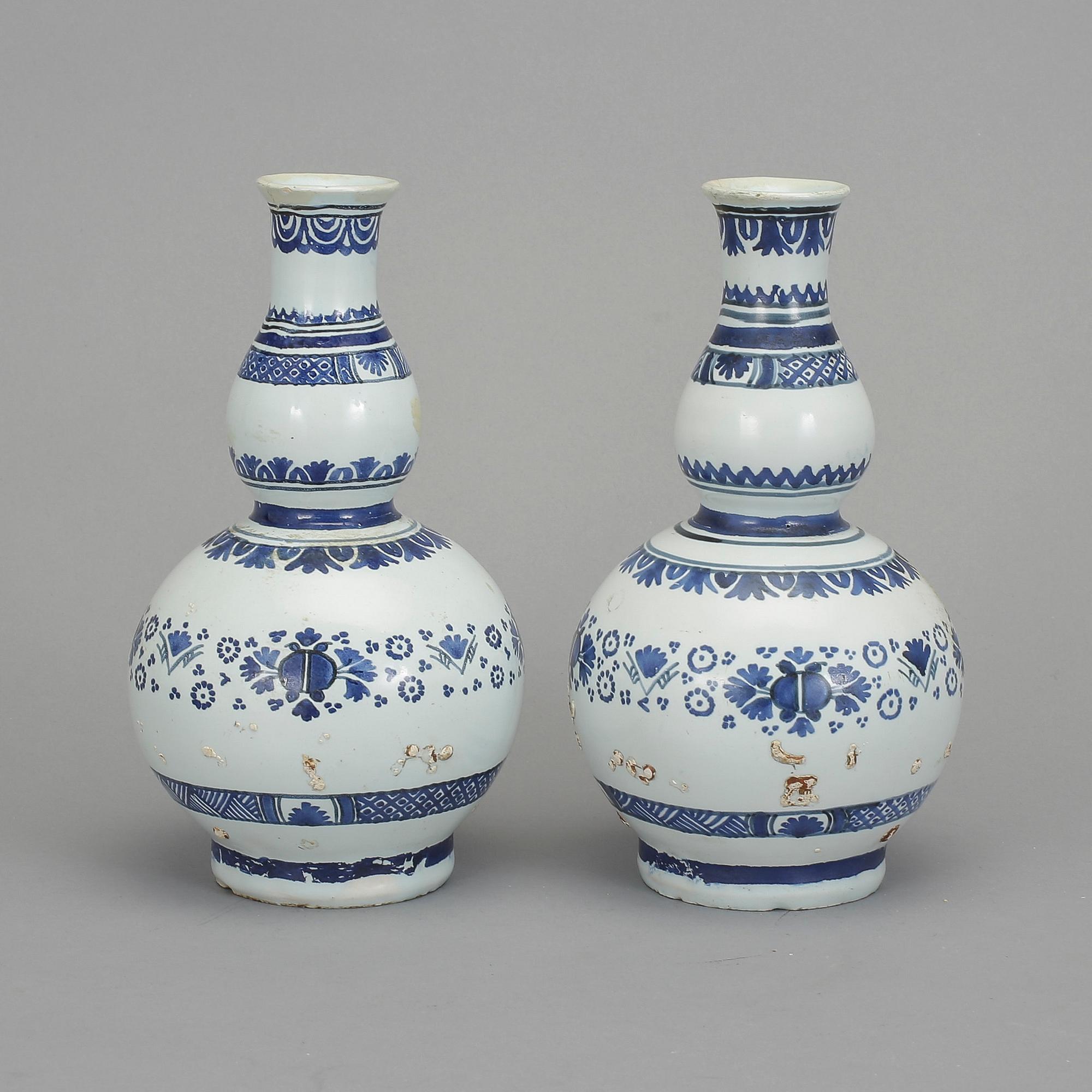 VASER, ett par, fajans, sannolikt Holland, 1700-/1800-tal.