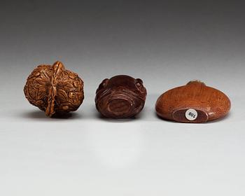 A set of three wooden and walnut snuff bottles, Qing dynasty.