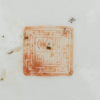 A famille rose jar with cover, late Qing dynasty, circa 1900.