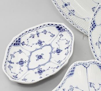 SERVISDELAR, 55 st, porslin, "Musselmalet", Royal Copenhagen, 1900-talets andra hälft.
