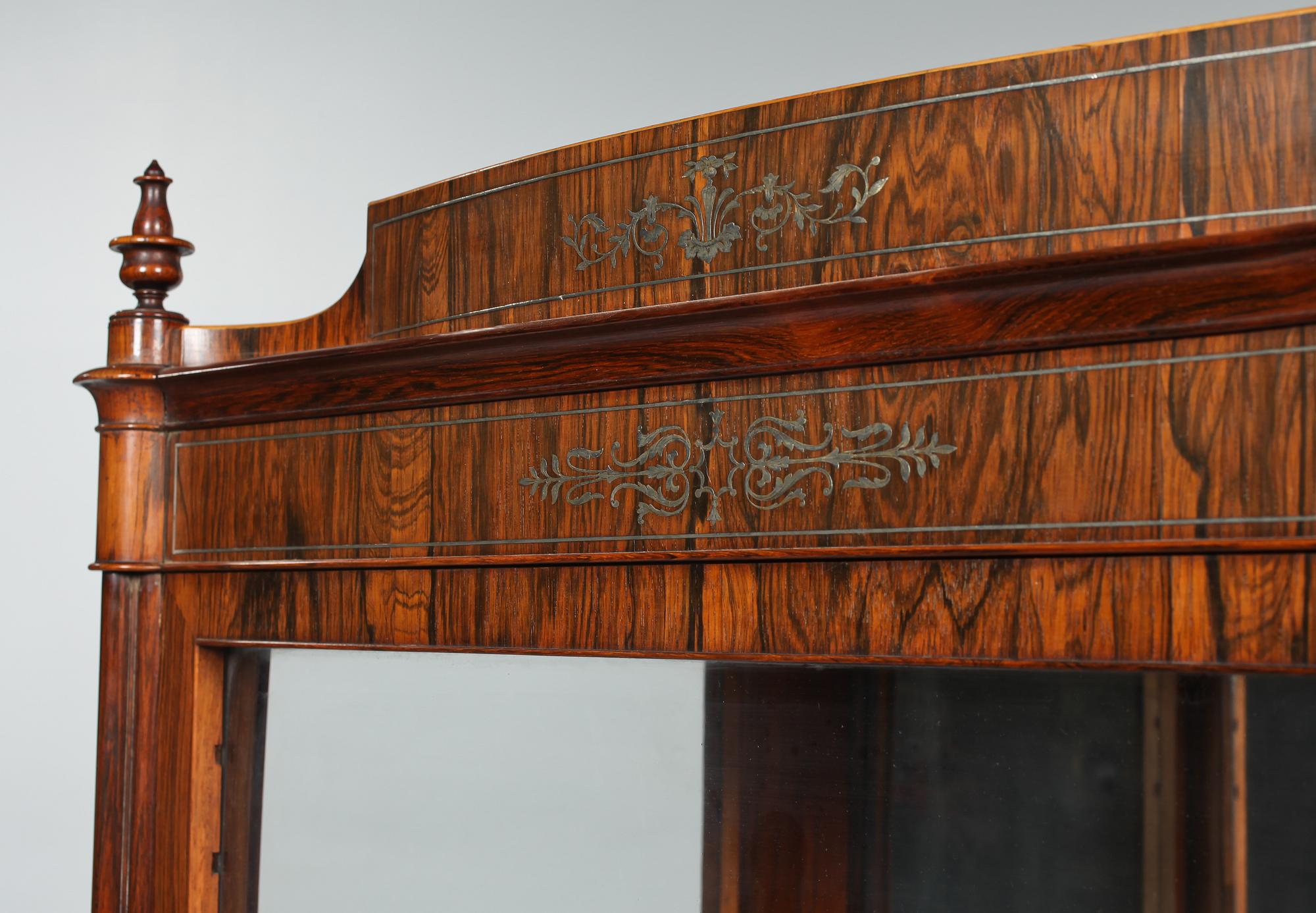 VITRINSKÅP, omkring sekelskiftet 1900.