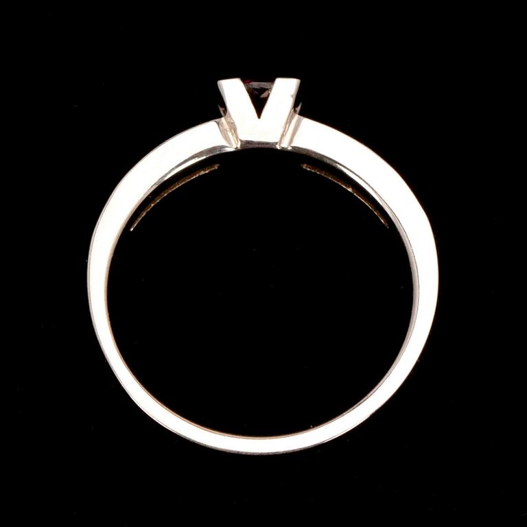 RING, vitguld 14K, fasettslipad granat 0,49 ct, briljantslipade diamanter diamanter tot. 0,21 ct. Vikt 4,7 g.