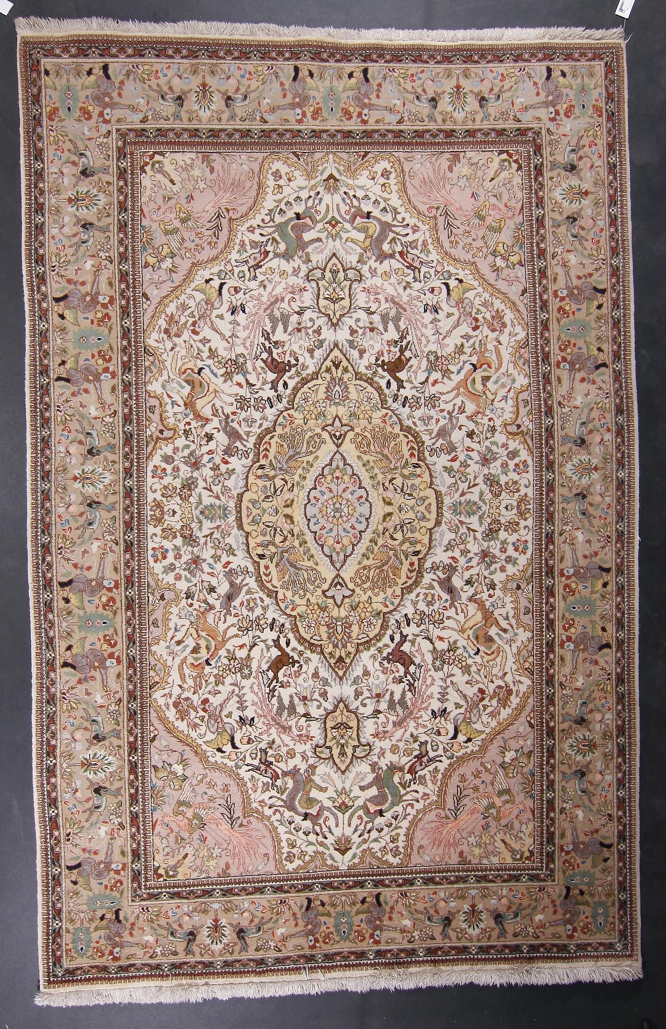 MATTA, orientalisk. Ca 303 x 194.