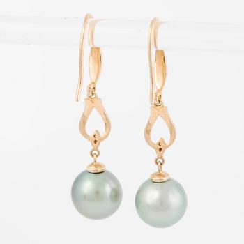 Örhängen 18K guld med odlade Tahitipärlor och små diamanter.